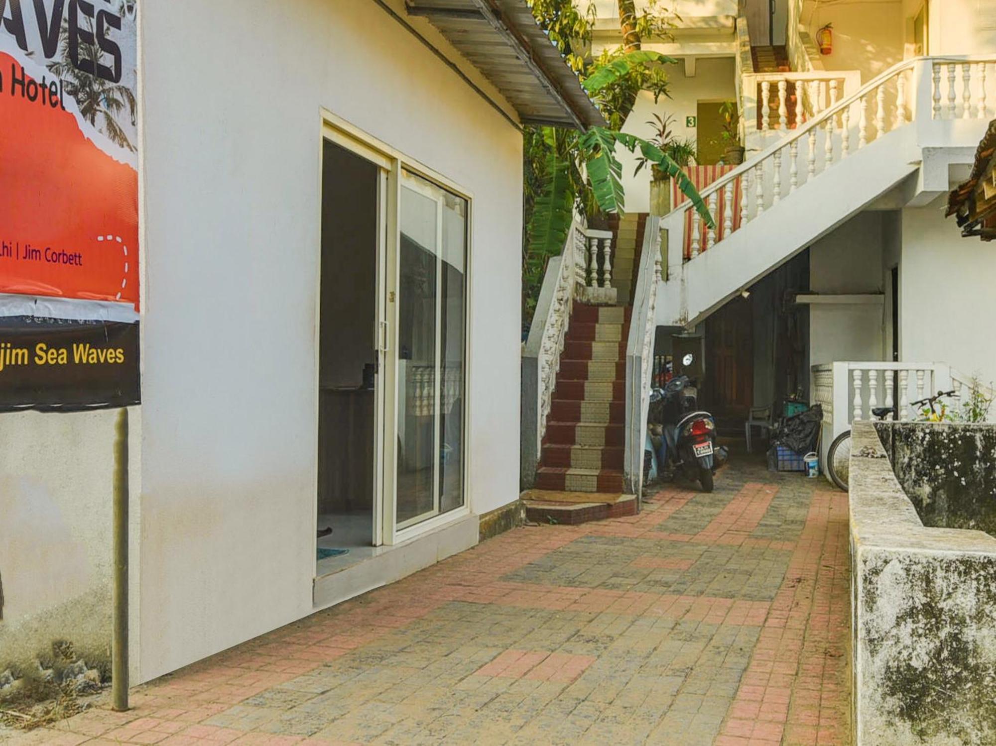 Collection O Morjim Sea Wave Hotel Exterior foto