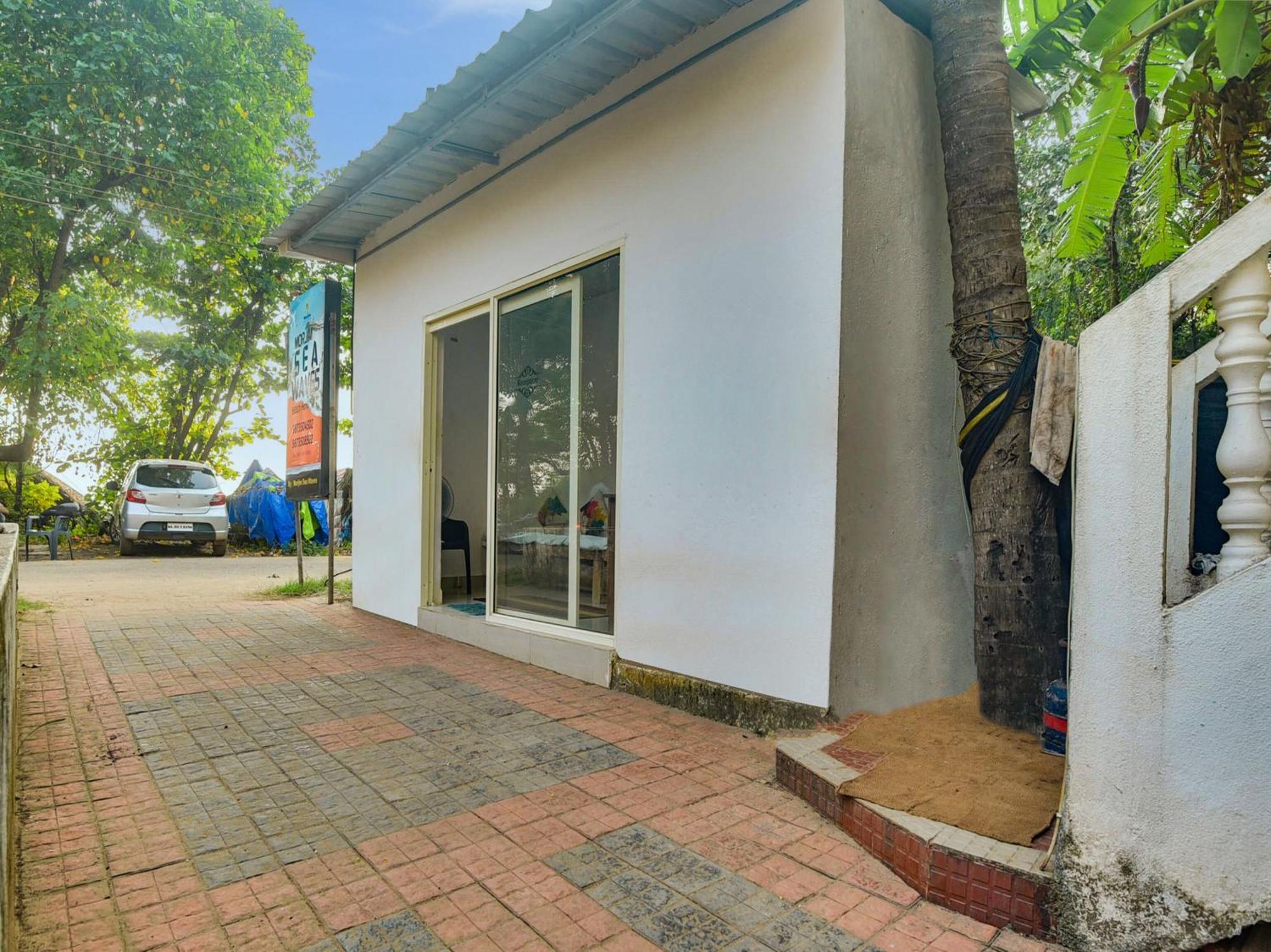 Collection O Morjim Sea Wave Hotel Exterior foto